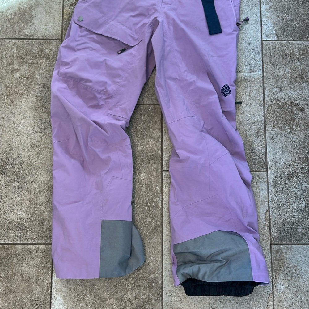 Women’s large purple snowpants for skiing or snowboarding. Environ stio pants